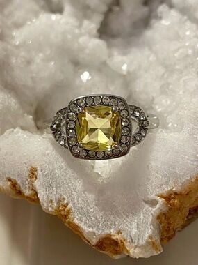 Citrine Yellow Statement Ring M/ w Swarovski Crystals Silver Overlay Size 6 NWOT